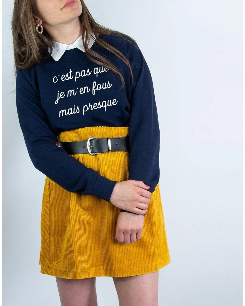 SWEAT NAVY FEMME C'EST PAS QUE JE M'EN FOUS MAIS PRESQUE